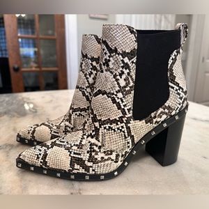 NWOT Charles by Charles Davis Size 8.5 Snakeskin Ankle‎ Boots with Studded Heel